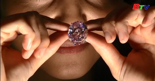 Viên kim cương hồng  giá trị nhất thế giới được bán với giá  71,2 triệu USD 